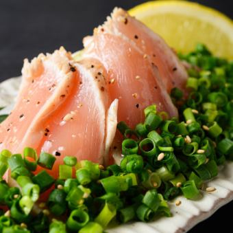 Chicken tataki covered in green onions