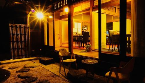 在古民居改建中，一邊眺望日式庭園，一邊品嚐正宗的川菜♪