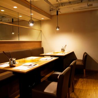 【4 ~ 6 people table seats】 Recommended seats for the girls' party, gongs and banquets.It is a healing space where night view can be enjoyed from large windows.