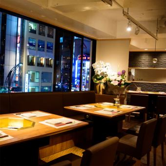 【8 to 10 people table seats】 You can relax in the spacious interior with a feeling of liberation.It has become an unpretentious and cozy space!