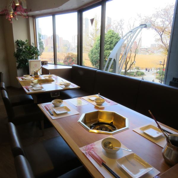 【Complete seats that can overlook Ueno Park】 Open seats that you can dine while enjoying the night view.♪ Please use it for various banquets · drinking party · girls' party · gong consult · birthday · dates and various scenes ♪ Please enjoy medicinal food dishes in a relaxing relaxing space ◎