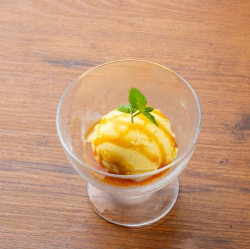 Vanilla ice cream ~ caramel sauce ~