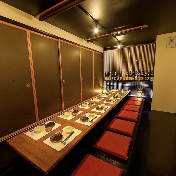 落ち着いた和の雰囲気が広がる店内は、2名様用のプライベート個室から、30名様前後の団体個室まで幅広くご用意しています。掘りごたつ席で足を伸ばしてくつろげる空間は、会社宴会・女子会・接待・記念日にも最適。貸切は最大80名様まで対応可能です。静かに語らう大人のひとときをお楽しみください。