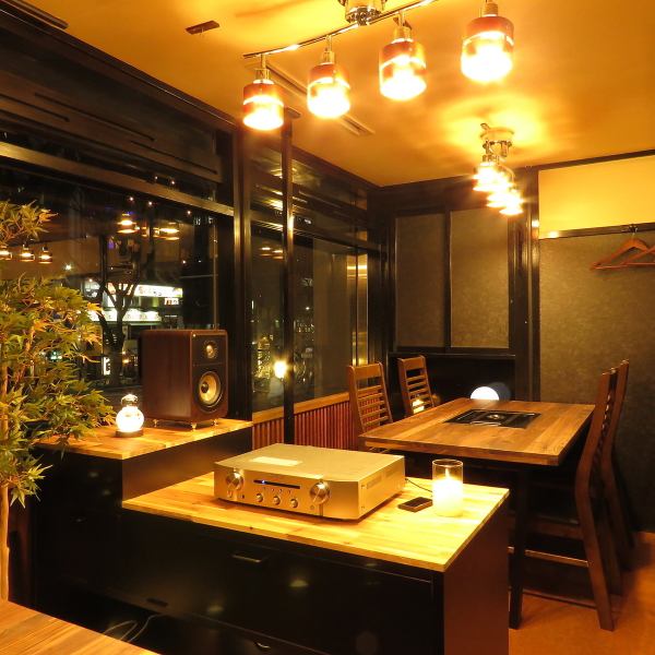 The interior of the store is full of openness with glass windows along Jozenji Street.All seats are smokeless roasters, so you can enjoy yakiniku without worrying about smoke or smells. Please enjoy your meal while looking at the night view in a special scene!