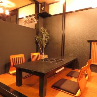 您可以在高架座位区享用日本牛肉烤肉。