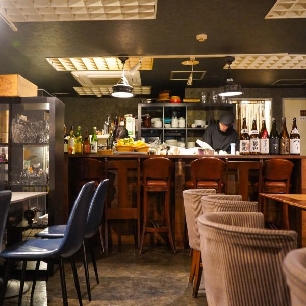 お一人様のご利用やデートに最適なカウンター席、会社の同僚の方との軽飲みに最適な2名様掛けのテーブル、ご友人との飲み会やご家族様とのお食事、少人数の女子会や各種ご宴会に最適な4名様掛けのテーブルなど、様々なタイプのお席をご用意いたしておりますのでお一人様から団体様までどなた様でもお気軽にご来店ください。
