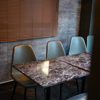 2名様掛けのテーブル席を4席ご用意いたしております。ご友人とのちょっとした飲み会やデートなどに最適です。テーブルを連結する事で8名様までご利用できるテーブル席にする事も可能ですのでお気軽にお声がけ下さい。厳選した食材の美味しさを最大限まで引き出した絶品のお料理を嗜みながらごゆっくりとお過ごしください。