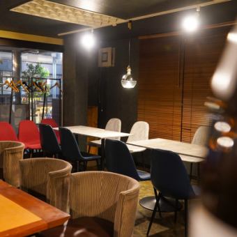 4名様掛けのテーブル席を2席ご用意いたしております。ご友人との飲み会やお酒を交えてのミーティング、ご家族様とのお食事など幅広いシーンでご利用いただけます。お洒落でスタイリッシュな雰囲気は女性のお客様にも大人気。女子会やママ会などにも是非ご活用下さい。美味しいお料理とお酒と共に素敵な宴をお楽しみ下さい。