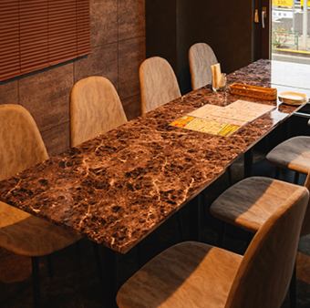 8名様掛けのテーブル席を1席ご用意いたしております。小規模な歓送迎会や、女子会、お誕生日パーティーなどに是非ご利用下さい。当店の自慢料理をふんだんに盛り込んだご宴会に最適なコースも各種ご用意いたしておりますので、是非合わせてご活用下さい。コースに付く飲み放題メニューは生ビールもOK。大変お得な内容です。