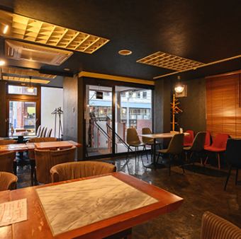 当店では貸切のご対応も承っております。20名様から最大で約50名様までご利用が可能ですので、会社の歓送迎会やイベントの打ち上げ、女子会、サークルのパーティーなど、様々なシーンでご利用いただけます。他のお客様を気にすることなくお身内だけで羽根を伸ばしてご宴会をお楽しみいただけます。お気軽にご相談ください。