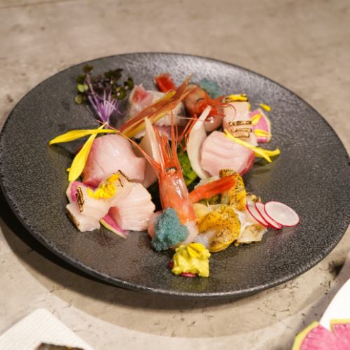 【絶品のお料理】産地直送の鮮魚や、旬の食材を使用した自慢のお料理を種類豊富にご用意いたしております！