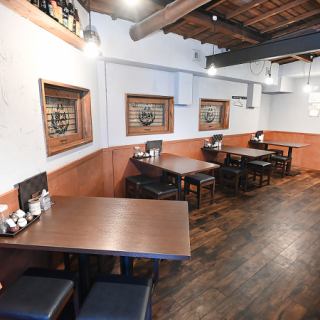 グループでのお食事におすすめの4名様用テーブル席もご用意しております。団体様も歓迎しておりますので、お気軽にお店までご相談ください！