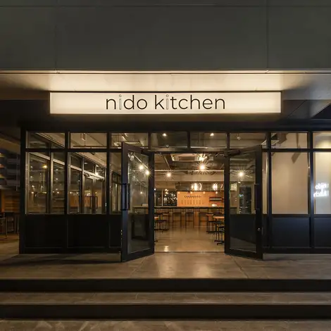 あたたかみを感じる落ち着いた雰囲気の店内でくつろぎながらお過ごしください。