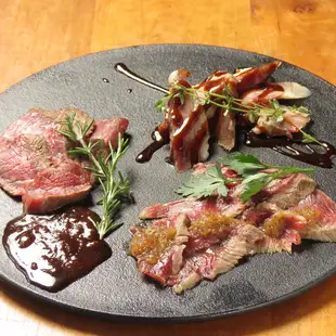 一盘150克的两种熟成肉和今天的肉类菜肴。