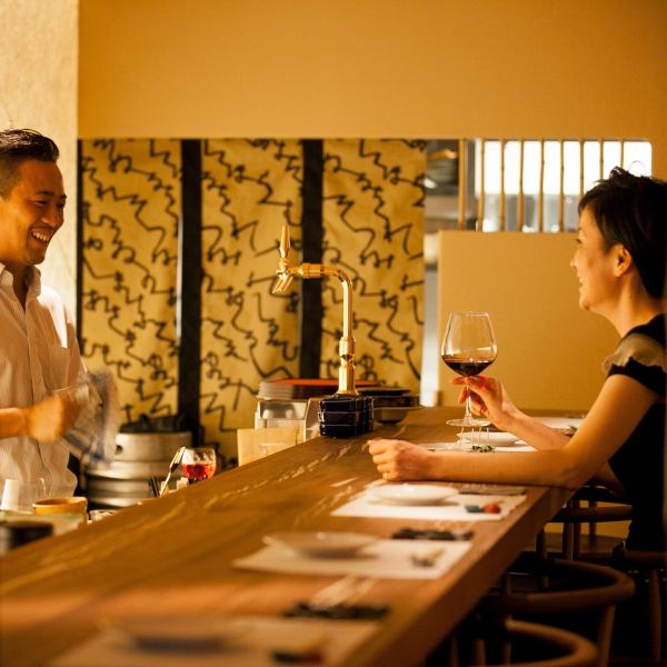 【カウンター】お一人様やサク飲みにも人気。明るいスタッフが更に楽しい夜を演出。