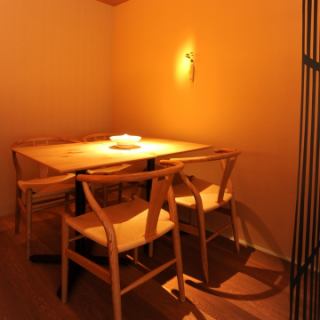テーブル席の周りには、季節の花や植物が飾られています。癒やしの空間を演出させていただいております。