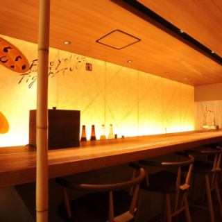 カウンター正面には、通称『美人照明』と言われる光の壁を採用。いつもよりぐっと魅力的にさせてくれます。