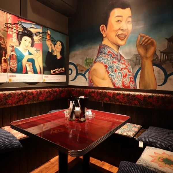 レトロな内装にこだわりがあります！BOX席は照明を変えるとまた楽しいかも！！女性のお客様に特にご評価頂いておりますが、カウンター席には会社帰りの方も！2階席は女子会/会社宴会/学生さんの飲み会なんでもアリ！貸切で思う存分楽しんでください！