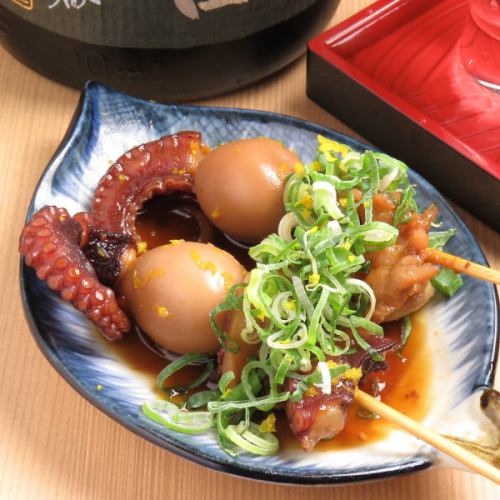 まずはこれ！歯ごたえ抜群「たこのどて串」。種類豊富の日本全国から仕入れた日本酒との相性抜群♪