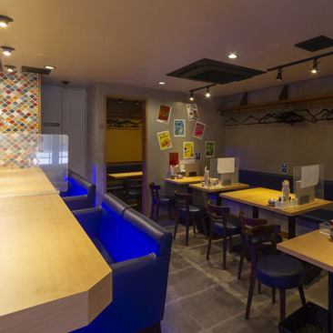 ブルーの間接照明がお洒落な空間★店内入口ブルーの看板目印！