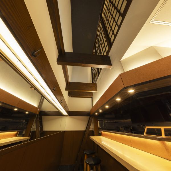 店内は吹きぬけの天井から温かみのある照明の明かりが広がる、ホッとできる空間です。