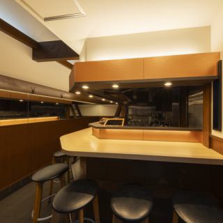 カウンター8席の温かみ溢れる店内です。