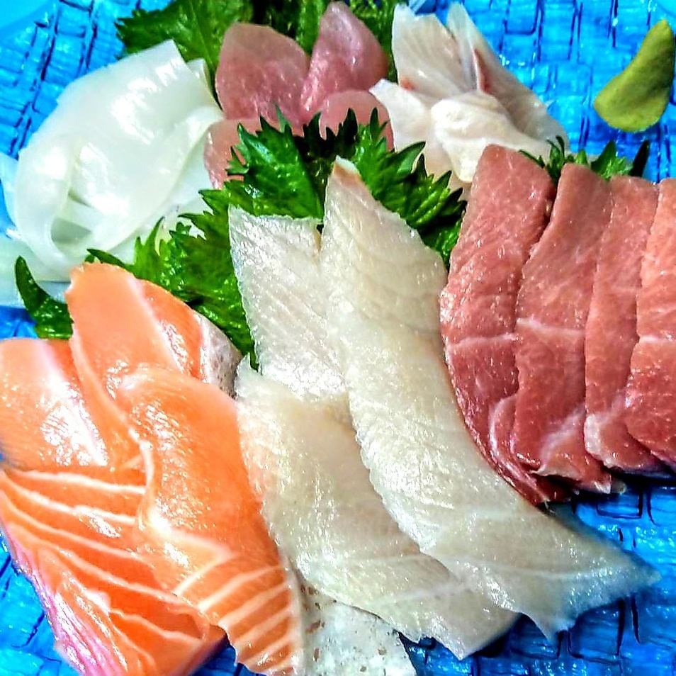 出众的新鲜度！新鲜捕获的鲜鱼和我们引以为傲的各种创意菜肴！便宜，美味和大量！