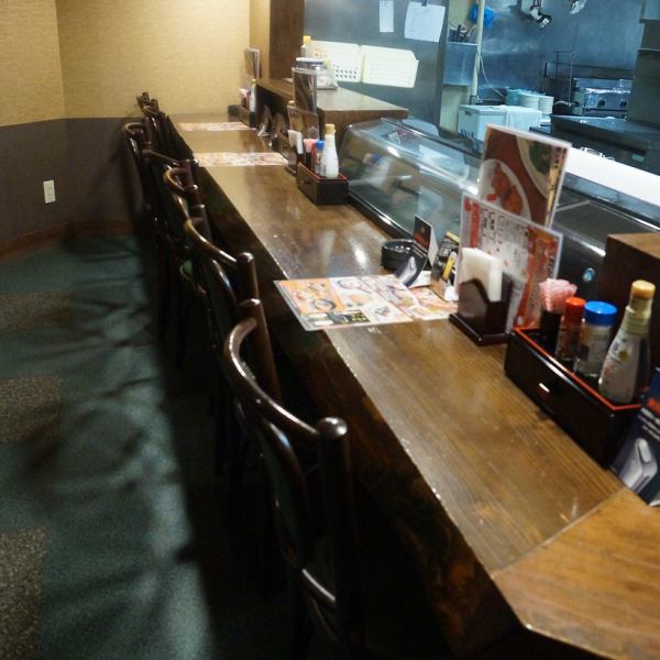 櫃檯座位非常受一個人和常客的歡迎。非常適合下班後沖洗杯子。