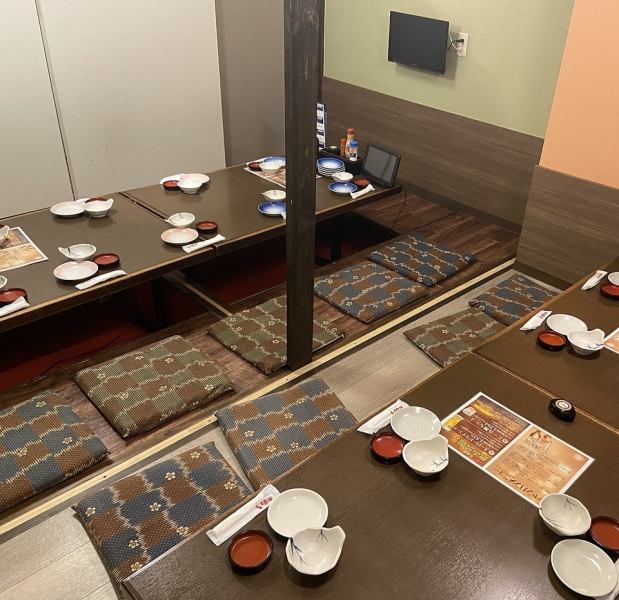 地下鉄駅徒歩1分でアクセスも抜群！つぼ八月寒店では、最大50名様まで対応可能な一体感ある個室宴会場をご用意しております！全席ゆったり足を伸ばしてくつろげる掘りごたつ席を完備！落ち着いた雰囲気は年齢・男女問わず使いやすく、会社宴会や同窓会など各種大型宴会に最適な空間です♪