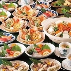 【豪华套餐】包含5种刺身、和牛寿喜烧、海鲜天妇罗、握寿司等8道菜，5000日元即可享受120分钟畅饮。