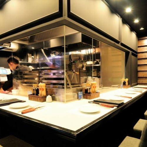 目の前で料理人の調理姿が見えるカウンター席もご用意。