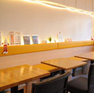 連結して10名様まで利用できるテーブル席は、グループ宴会や家族の集まりにぴったり☆仕切りを活かして空間を調整できるため、落ち着いた雰囲気のまま広々と使えます。テーブルの配置が工夫されており、食事と会話がはずむレイアウト。韓国料理を楽しむ時間がさらに思い出深いものになる空間です!