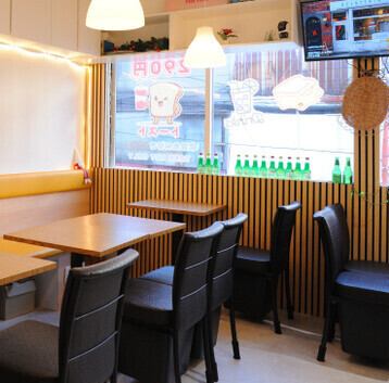 窓が大きく日差しが差し込んで明るい店内。ひと息つけるカフェ調のデザインで、韓国の要素と居心地の良さを兼ね備えています◎アクセスも良く、モーニングやランチ営業も魅力のポイント。気さくな接客と温かな雰囲気で来店する人すべてにくつろぎを提供。料理とともに時間を大切にできる、おしゃれで快適な環境です★