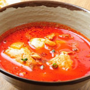 《人気料理》辛さと旨みが調和するスンドゥブ