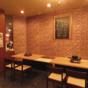 ご家族でのお食事や小宴会にも最適なテーブル席をご用意しております。