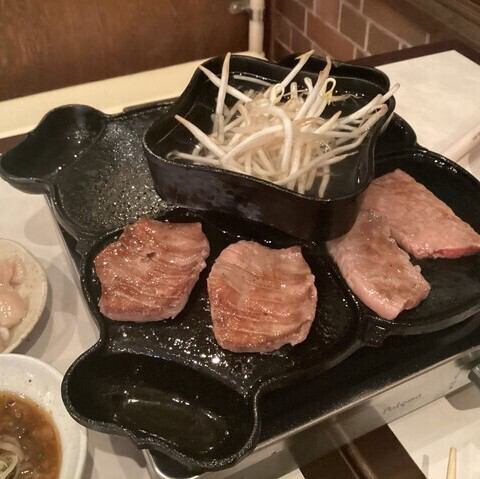 当店自慢!南部鉄器の義経鍋で焼肉と水炊きを同時に!味の決め手は自家製味噌ダレ