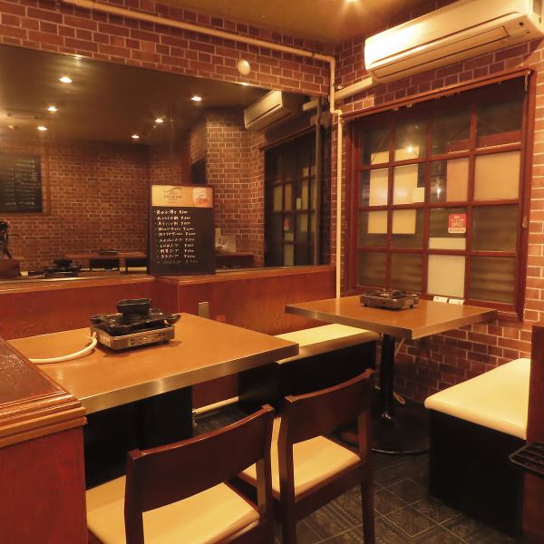 どこか懐かしい、温かい雰囲気が魅力の昭和レトロな内装が特徴です。周りを気にせず落ち着いて食事を楽しめる、まさに隠れ家的焼肉店◎ノスタルジックな空間で、心ゆくまで上質なお肉をご堪能ください。気の置けない仲間との食事やデートに最適です。