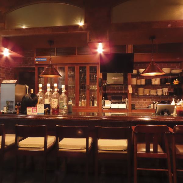 お一人様や少人数でのご利用に便利なカウンター席を完備しています。店主との会話を楽しみながら、熱々の焼肉を味わえるのも魅力の一つです◎ふらっと立ち寄ってサクッと飲みたい時や、二人でゆっくり語り合いたいデートにもぴったり!