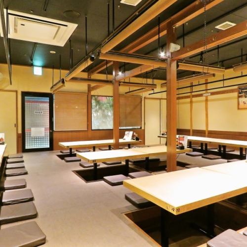 <p>大中小宴会が愉しめるよう宴会スペースを完備。店舗により入れる人数が変わりますのでお問い合わせください。</p>