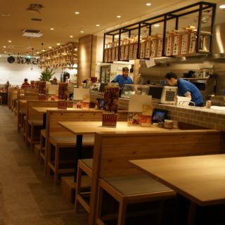 会社帰りのちょい飲みにもピッタリの4名様テーブル席☆