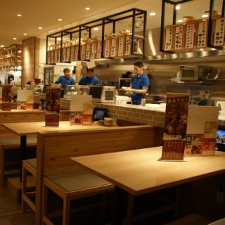 ゆったり寛げるテーブル席は、少人数のワイワイ飲みにも最適☆