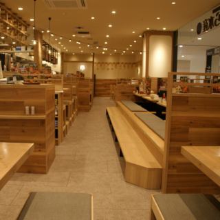 足を伸ばしてリラックス出来る掘りごたつ席もご用意！各種宴会に◎