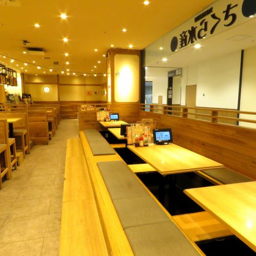 <p>大中小宴会が愉しめるよう宴会スペースを完備。店舗により入れる人数が変わりますのでお問い合わせください。</p>