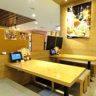 会社帰りのちょい飲みにもピッタリの4名様テーブル席☆