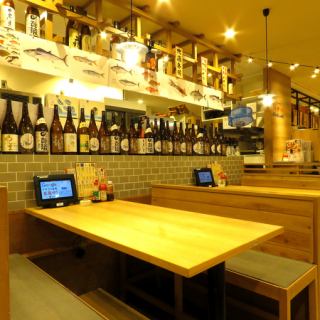 ゆったり寛げるテーブル席は、少人数のワイワイ飲みにも最適☆