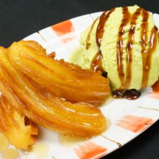 揚げたてチュロス　アイスクリーム添え