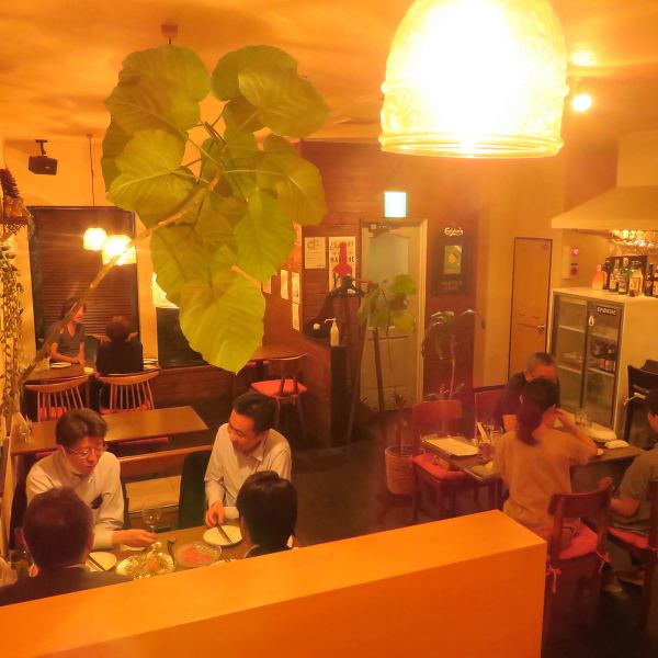 店内は落ち着いた照明と白い壁がおしゃれな西欧風の空間を演出。天気の良い日は、大きな窓から見える星空や夕焼けがとっても綺麗で雰囲気も◎デートや女子会、夜カフェなど、おしゃれなシーンにピッタリ★かわいらしいオレンジ色の一軒家は、貸切パーティーにもオススメ！20名様以下の貸切もお気軽にご相談ください。
