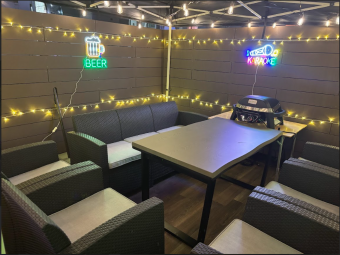 【大沙发】无需自带任何物品，即可享用烧烤或火锅！在时尚舒适的空间里放松身心，尽情享受烧烤乐趣！