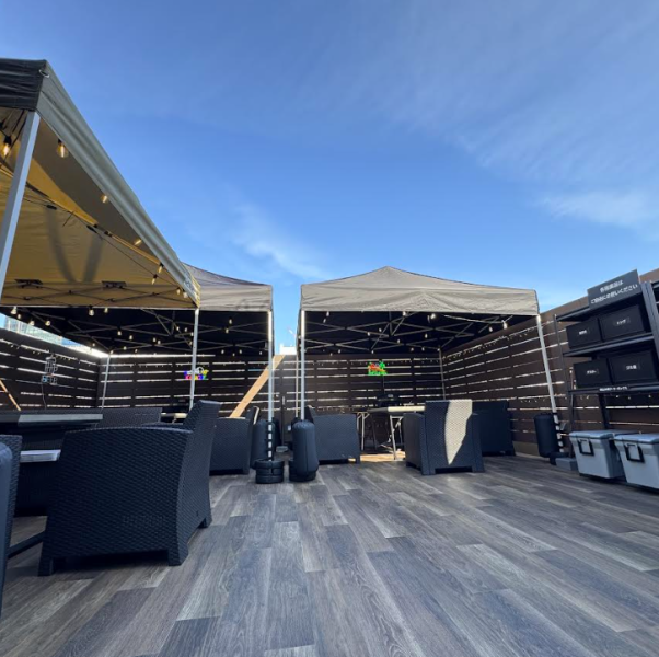 【ソファー席8名掛け×3テーブル】店内には2名様からご利用可能なソファ席をご用意。お昼は太陽を浴びながら、夜は夜景を楽しみながら、開放的な空間でお酒とお肉をご堪能あれ！