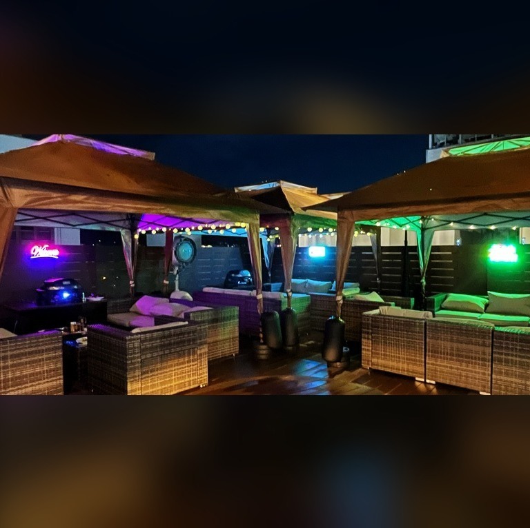 營業至深夜！歡迎光臨我們的屋頂露台，享受燒烤、火鍋和卡拉OK等精彩夜生活。